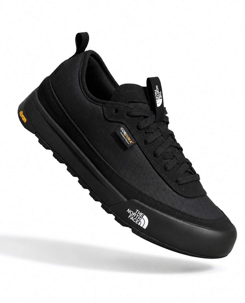 The North Face, proposé ici dans son coloris classique TNF Black /Conçue avec un tissu haut de gamme Cordura ultra-résistant aux abrasions et aux déchirures