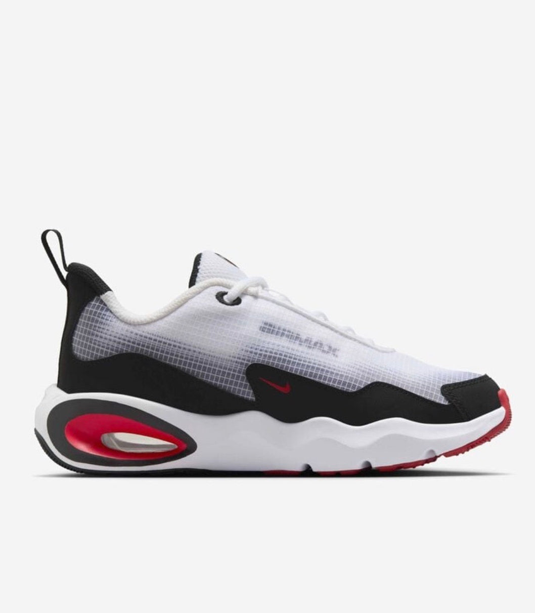 Nike Air Max Nova caractérisées par leur amorti Max Air ovale distinctif sur la semelle épaisse.