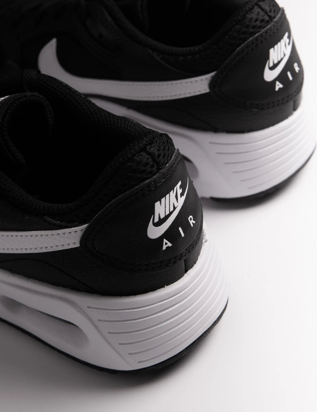 Nike Air Max SC dans le coloris classique noir et blanc.