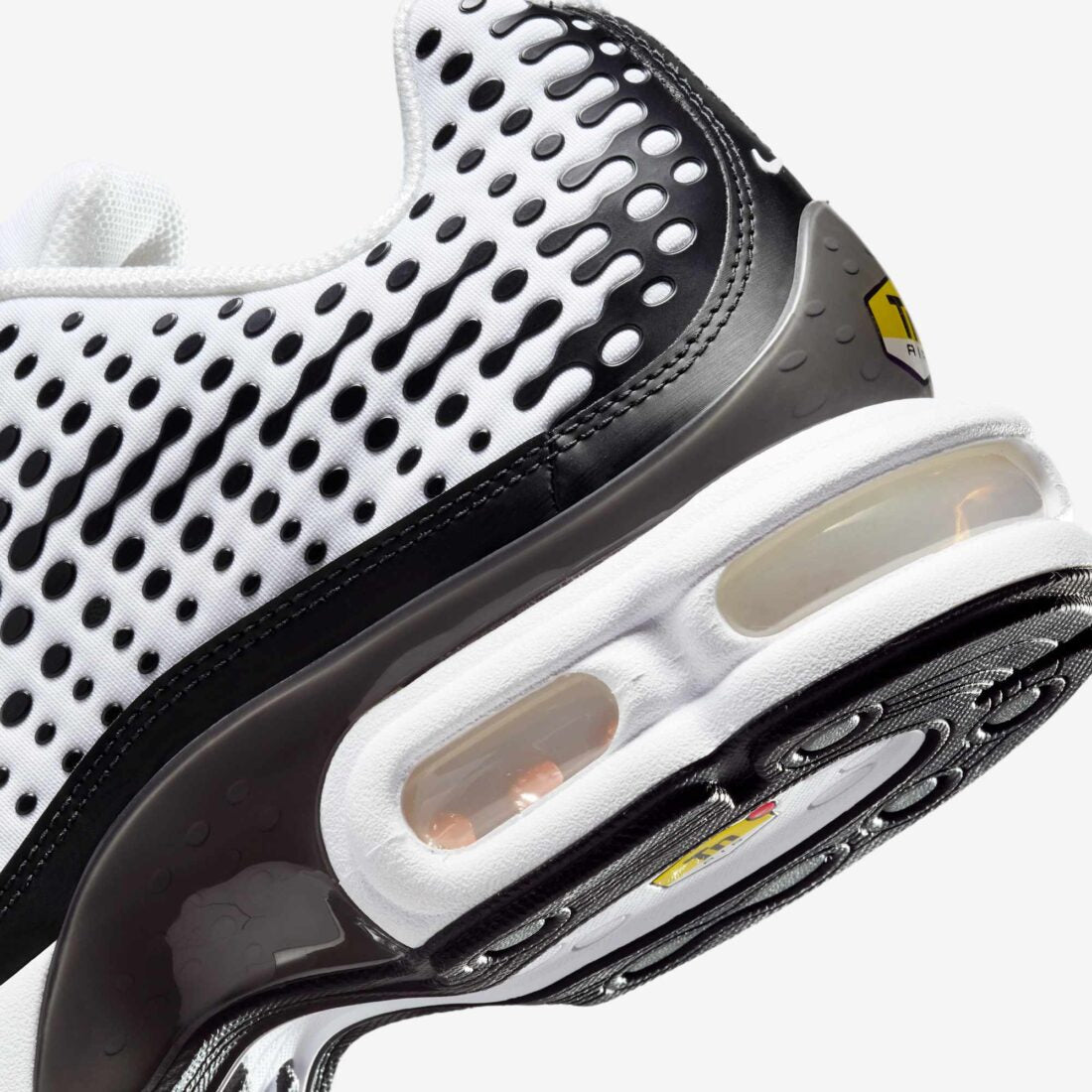 Nike Air Max Plus VII, repérables à leur motif de points noirs sur fond blanc