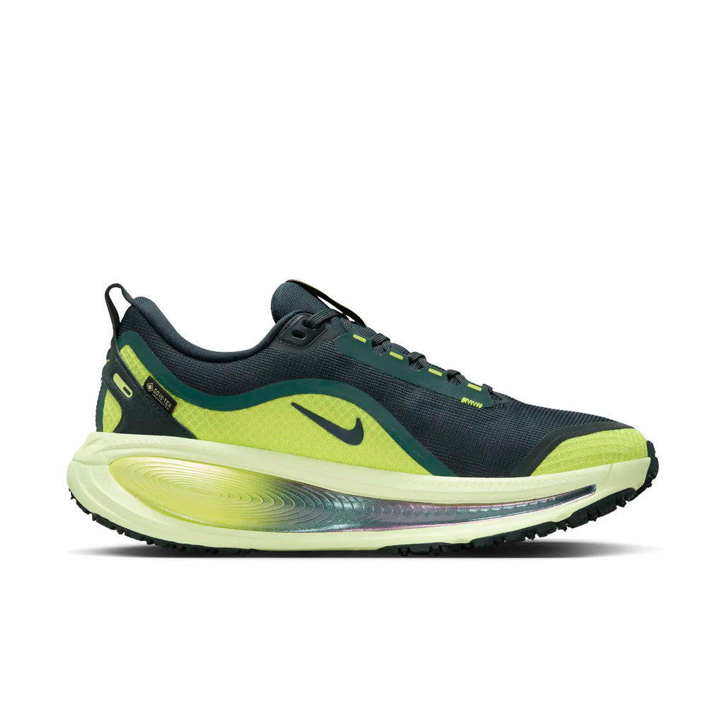 running Nike Vomero 18 GORE-TEX. Conçue avec une membrane en GORE-TEX pour garder les pieds au sec sous la pluie.