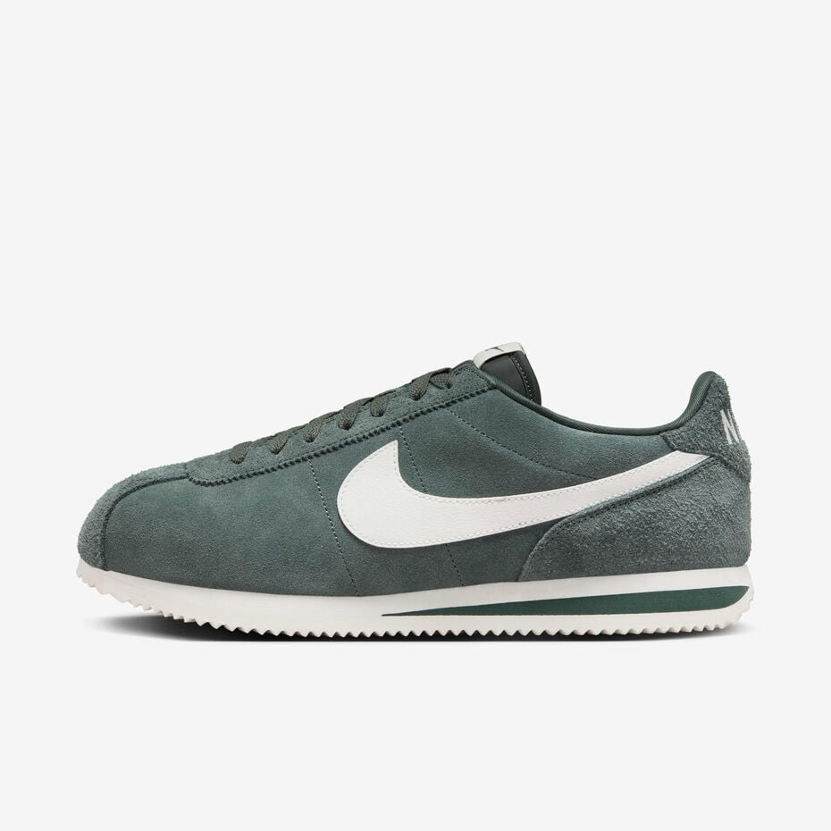 Nike Cortez "Vintage Green" (code style FZ3594-338), caractérisé par sa tige en daim vert et son swoosh blanc.