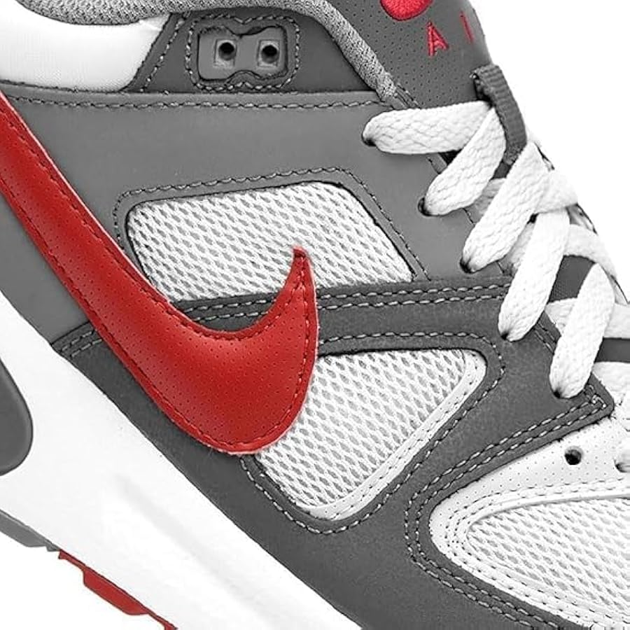 Nike Air Max Command, plus précisément dans son coloris classique combinant le gris platine, le rouge vif (Gym Red) et le blanc
