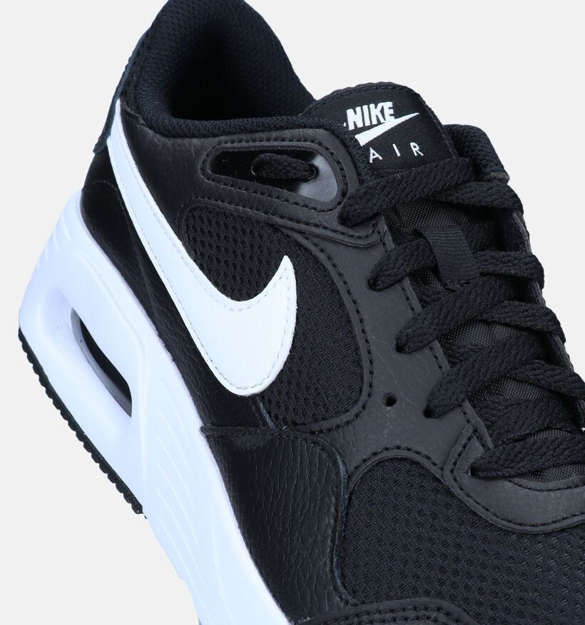 Nike Air Max SC, caractérisée par sa tige en maille noire et son logo Swoosh blanc