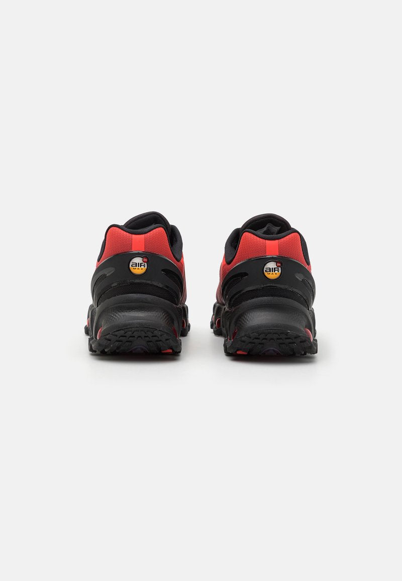 Nike Air Max Dn8, ici présentée dans son coloris iconique "Bred" (Black/Gym Red/Bright Crimson).