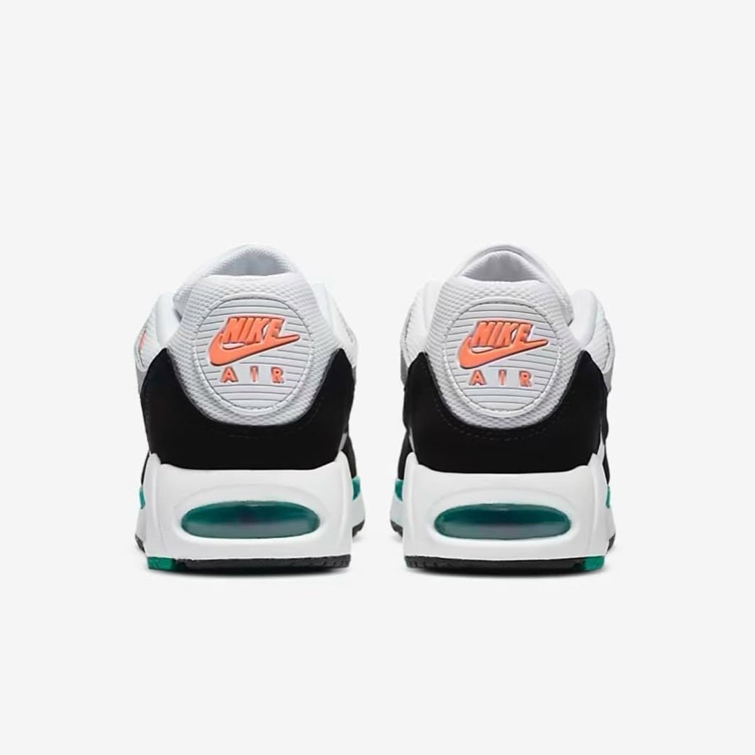 Nike Air Max Correlate arborent un coloris blanc avec des accents noirs et verts