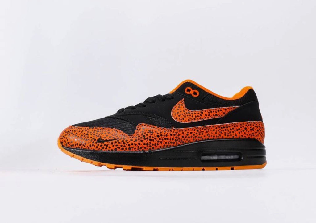 Nike Air Max 1 "Safari Orange and Black Grouper" (parfois répertoriée sous le code couleur noir et orange avec imprimé safari ou léopard)