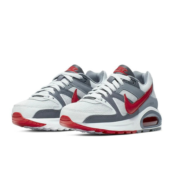 Nike Air Max Command, plus précisément dans son coloris classique combinant le gris platine, le rouge vif (Gym Red) et le blanc