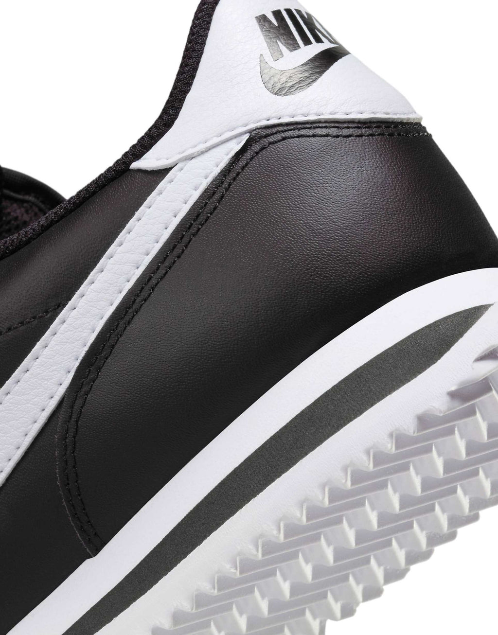 Nike Cortez dans son coloris classique noir et blanc