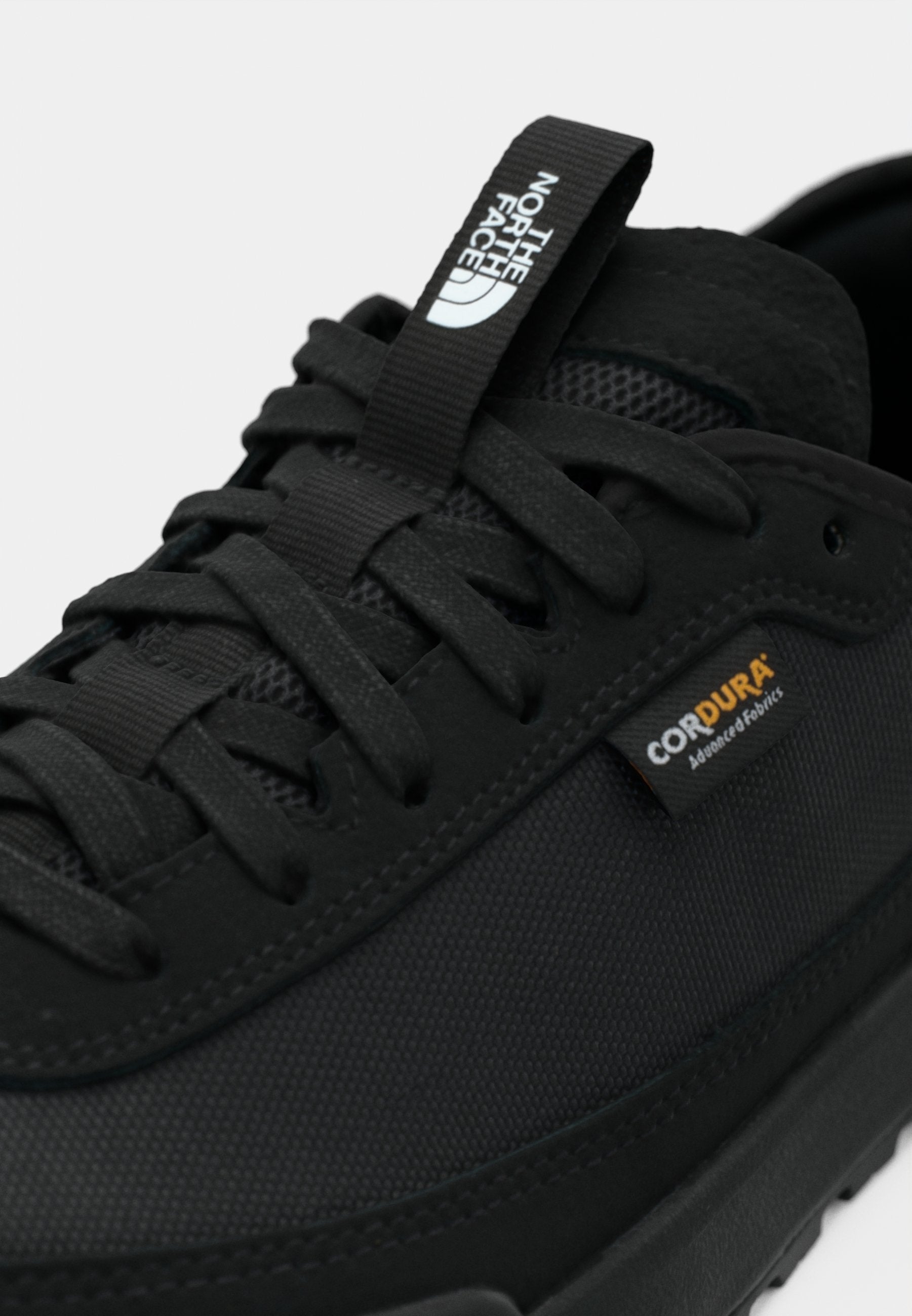The North Face, proposé ici dans son coloris classique TNF Black /Conçue avec un tissu haut de gamme Cordura ultra-résistant aux abrasions et aux déchirures