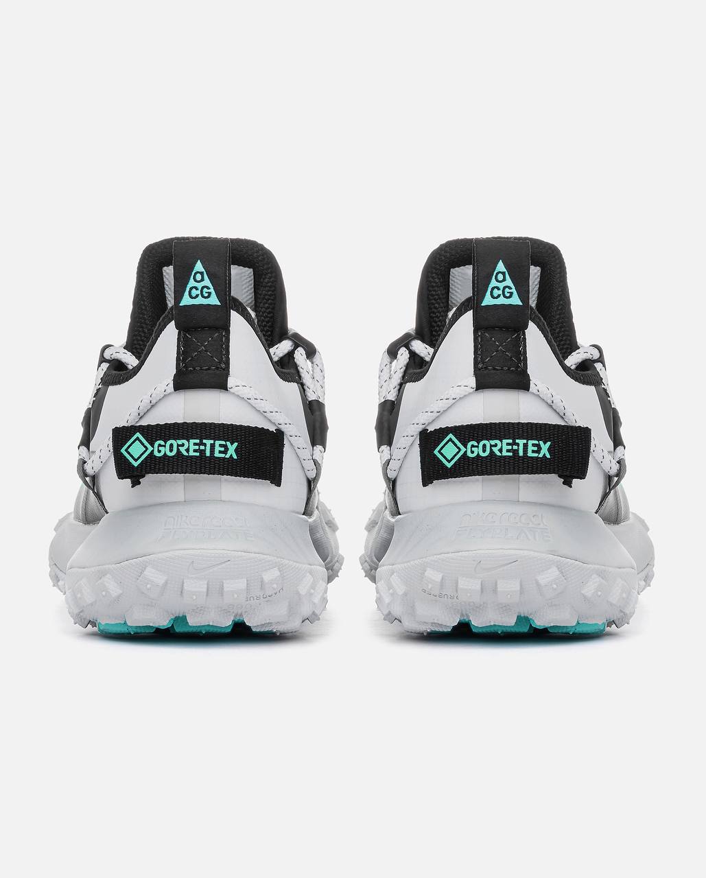 Nike ACG Mountain Fly Low SE dans son coloris « White Black / Anthracite / Grey Fog »