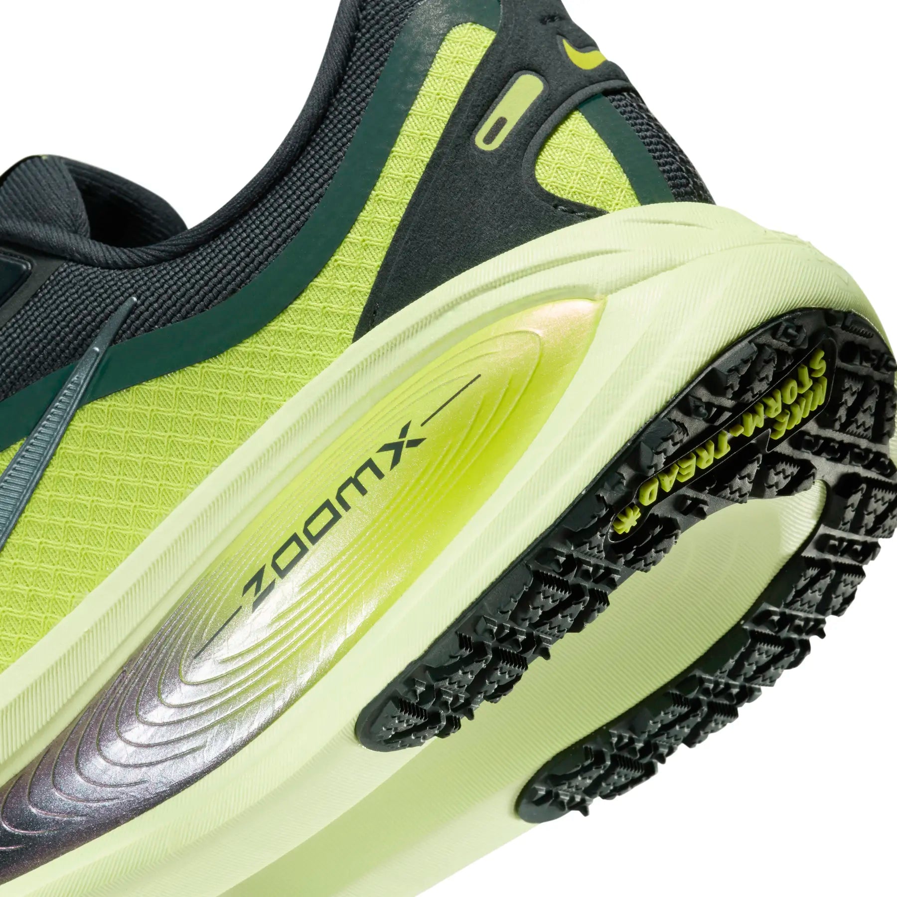 running Nike Vomero 18 GORE-TEX. Conçue avec une membrane en GORE-TEX pour garder les pieds au sec sous la pluie.