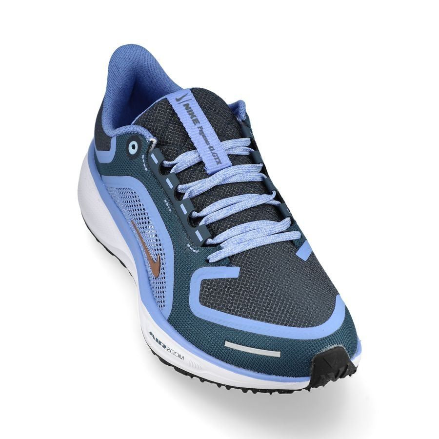 Nike Air Zoom Pegasus 41 GORE-TEX déclinée dans le coloris Cobalt Bliss / Metallic Red Bronze / Armory Navy