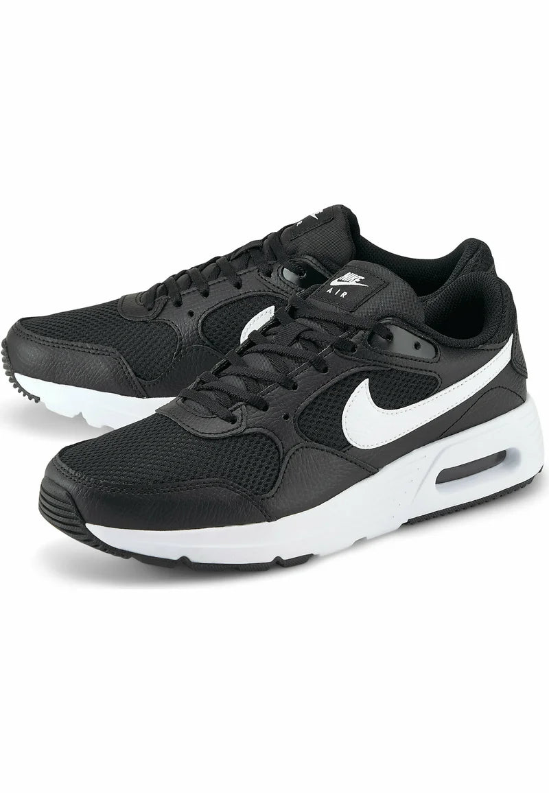 Nike Air Max SC, caractérisée par sa tige en maille noire et son logo Swoosh blanc