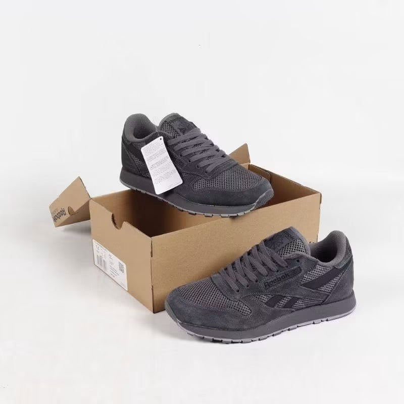 Reebok Classic affichent une teinte grise élégante, parfaite pour un style décontracté et intemporel.