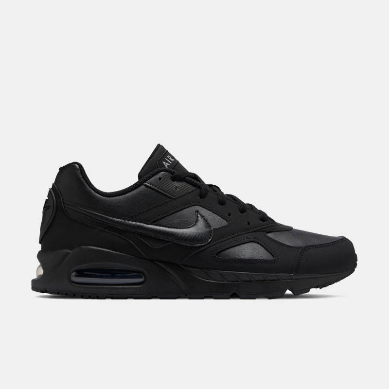 la Nike Air Max IVO Leather (ou LTR) dans son coloris intégral Triple Black