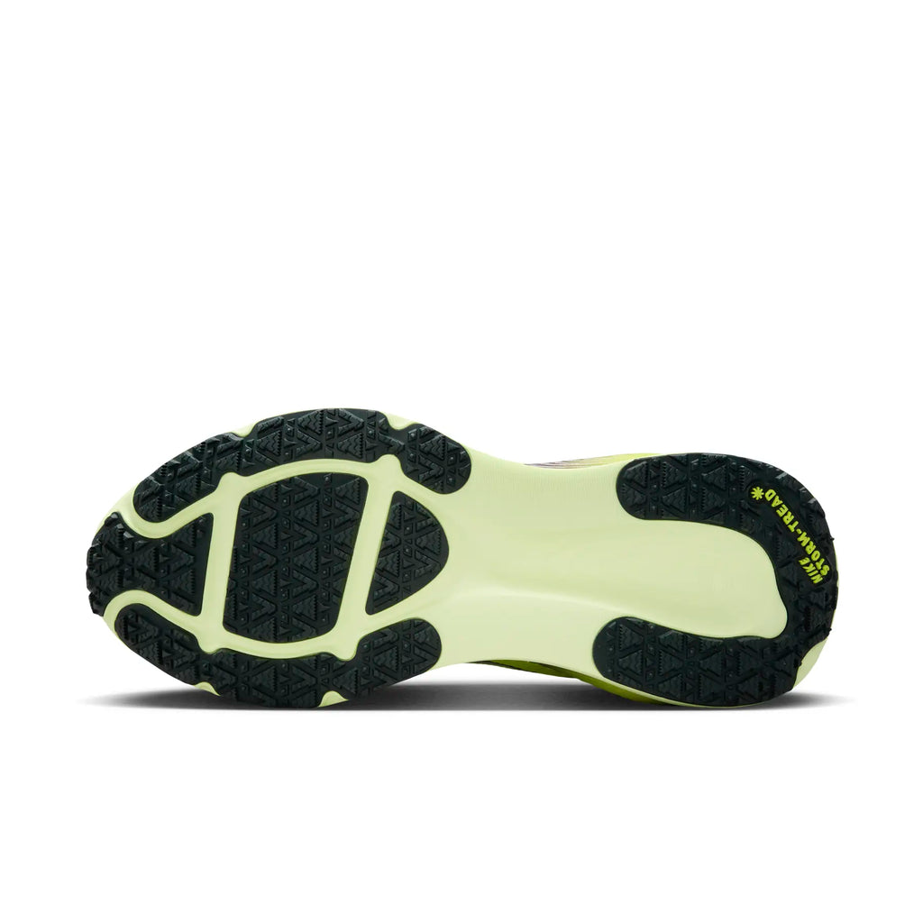running Nike Vomero 18 GORE-TEX. Conçue avec une membrane en GORE-TEX pour garder les pieds au sec sous la pluie.