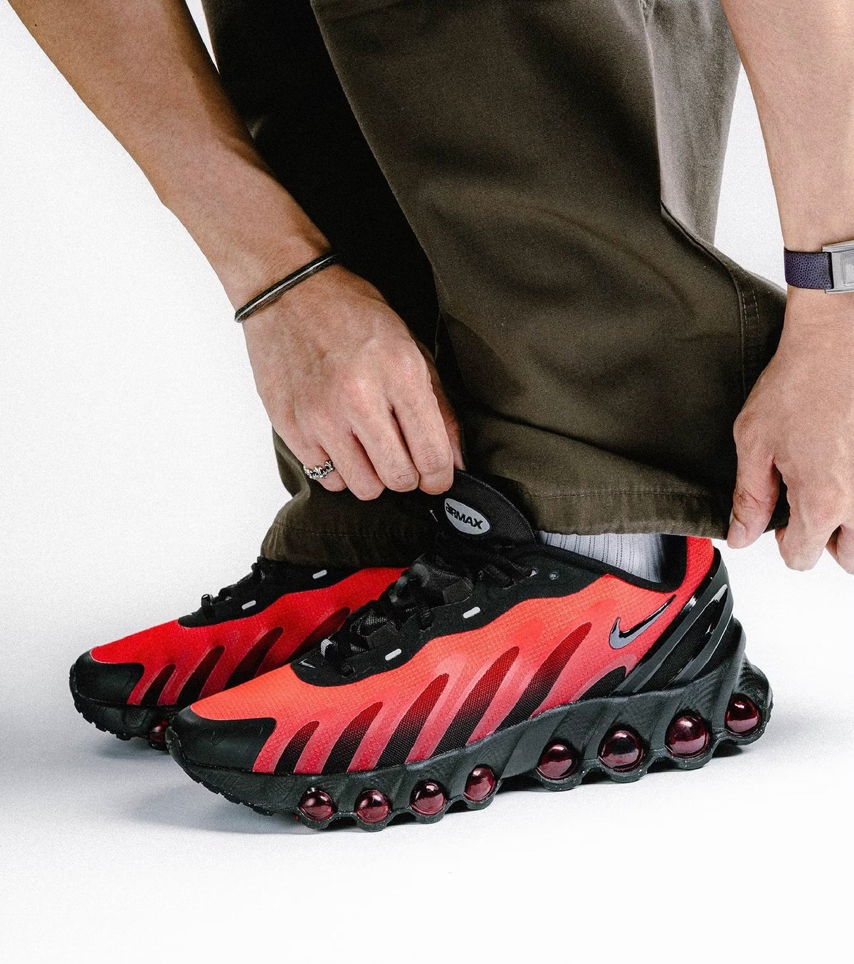 Nike Air Max Dn8, ici présentée dans son coloris iconique "Bred" (Black/Gym Red/Bright Crimson).