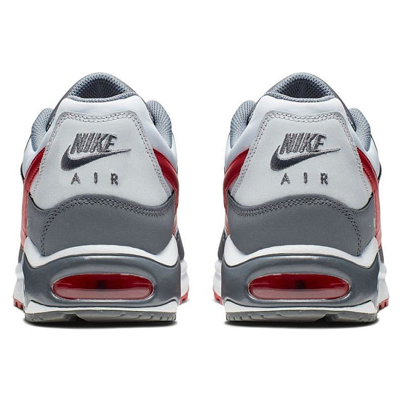 Nike Air Max Command, plus précisément dans son coloris classique combinant le gris platine, le rouge vif (Gym Red) et le blanc