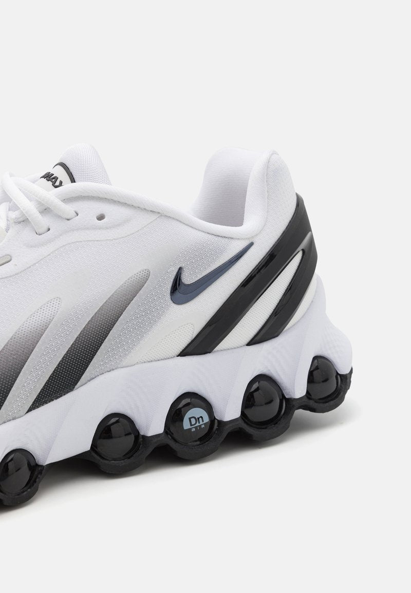 Nike Air Max Dn8 dans son coloris classique "Panda" (Blanc / Noir)