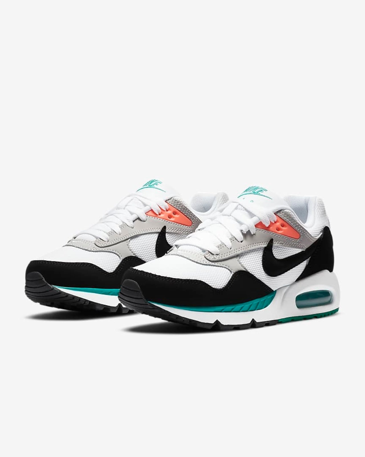 Nike Air Max Correlate arborent un coloris blanc avec des accents noirs et verts