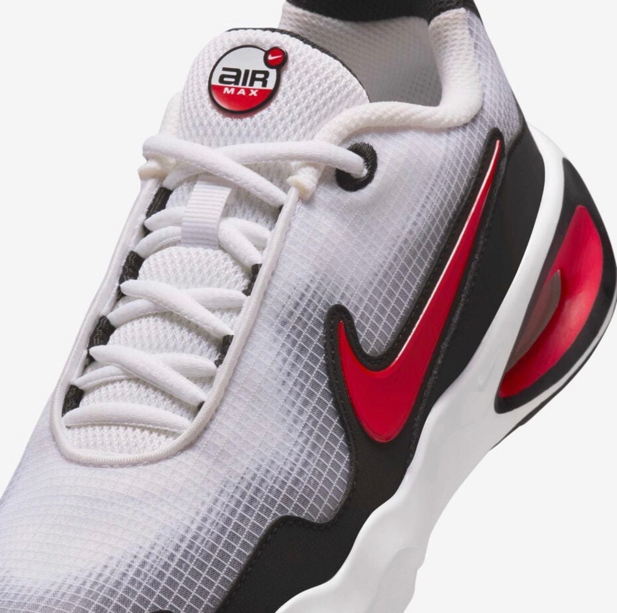 Nike Air Max Nova caractérisées par leur amorti Max Air ovale distinctif sur la semelle épaisse.