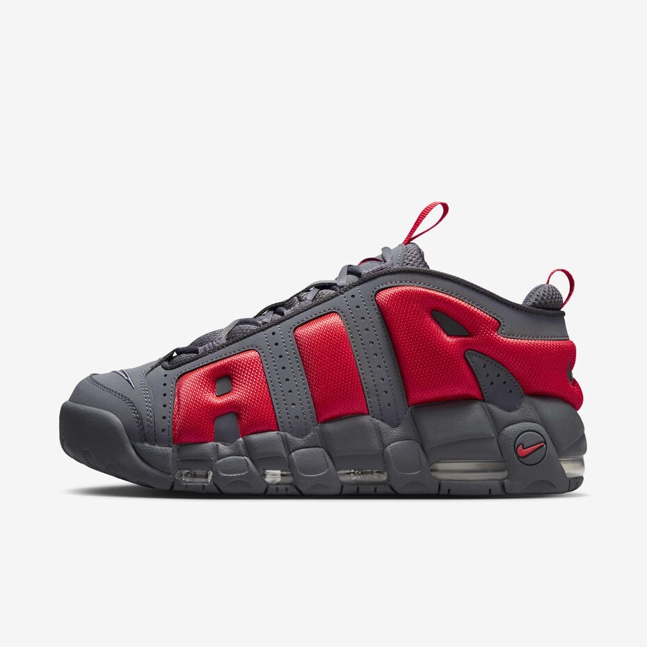 Nike Air More Uptempo Low, dans le coloris officiel Dark Grey / Light Crimson / Metallic Silver