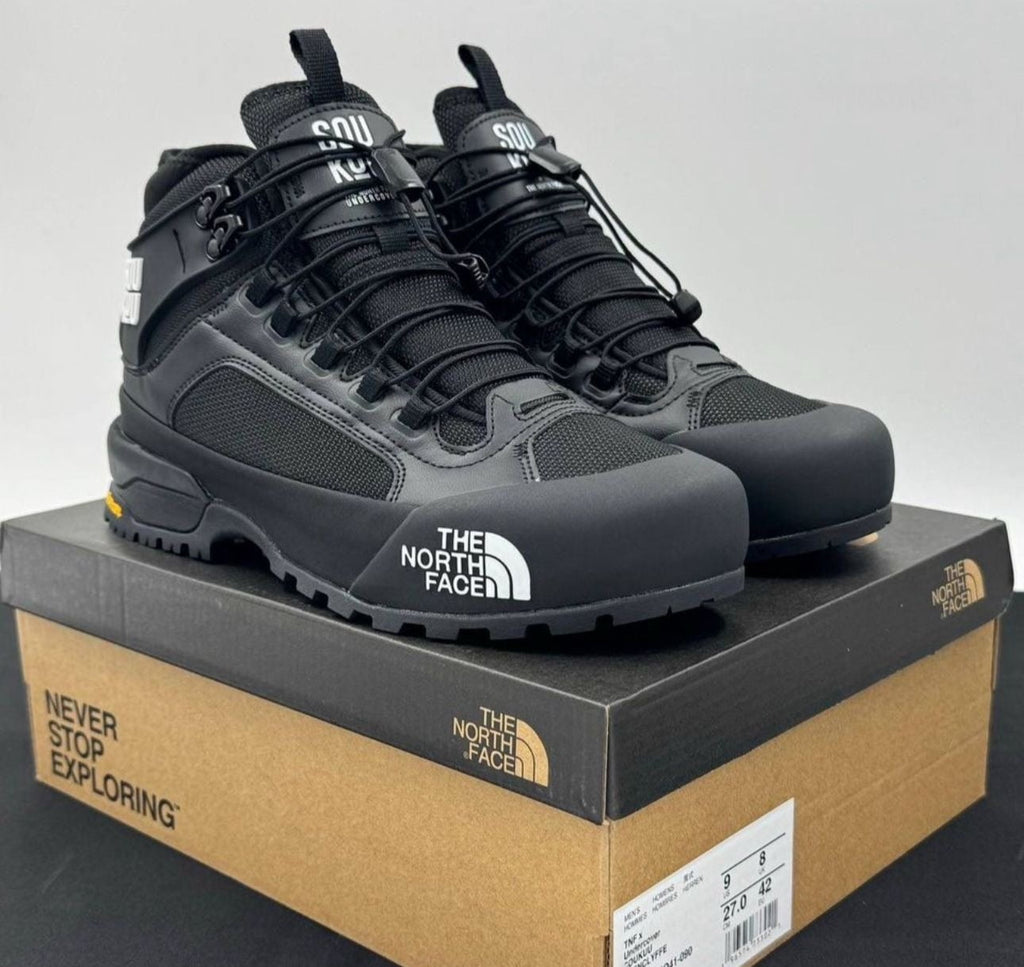 The North Face Glenclyffe Boot Undercover SOUKUU noires, reconnaissables à leur logo imposant sur le côté