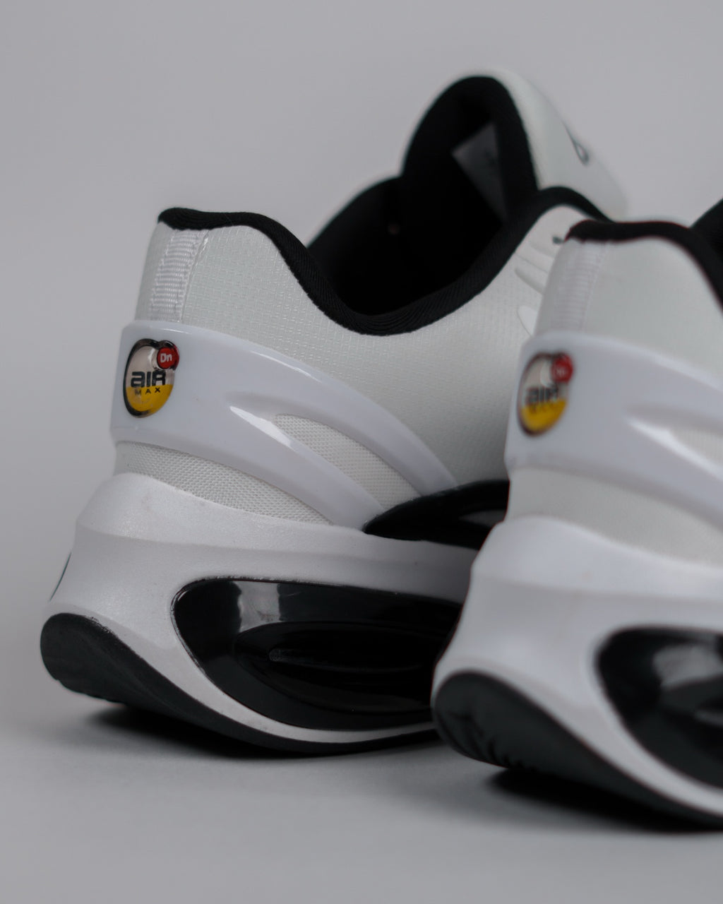 Nike Air Max Dn8, affichant un coloris épuré blanc et noir