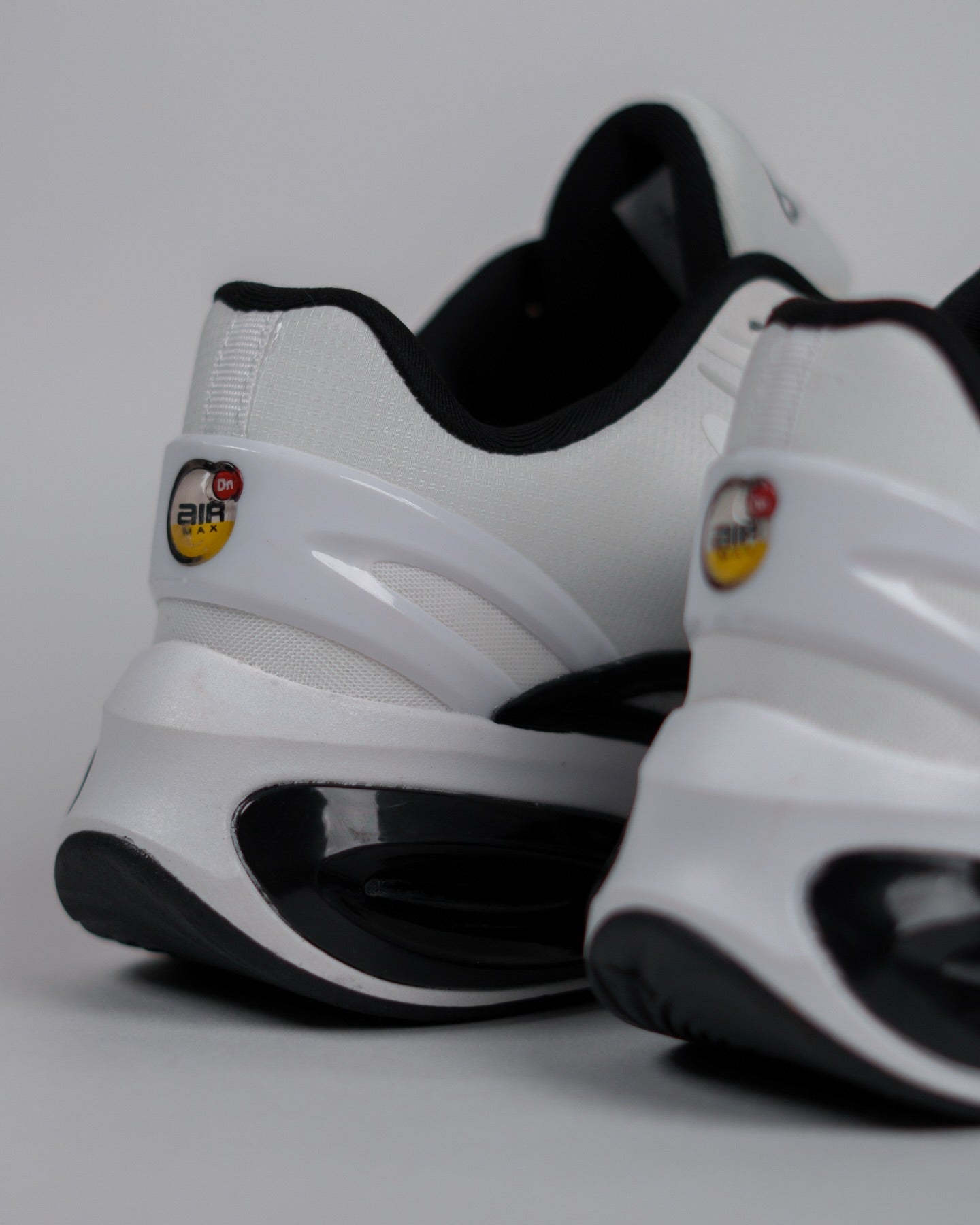 Nike Air Max Dn8, affichant un coloris épuré blanc et noir