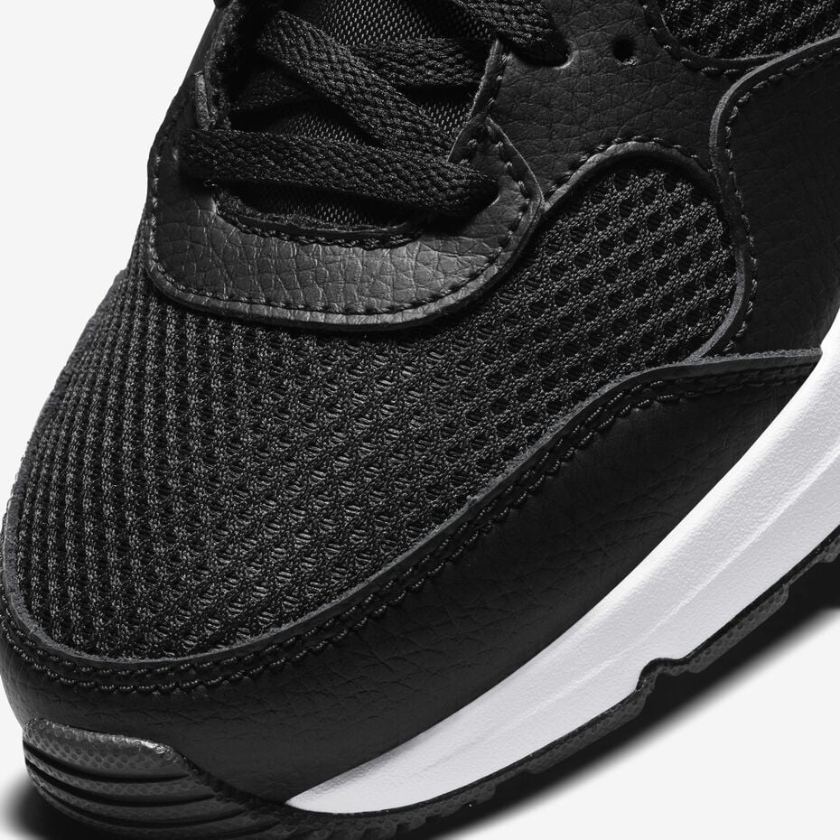 Nike Air Max SC dans le coloris classique noir et blanc.
