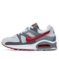 Nike Air Max Command, plus précisément dans son coloris classique combinant le gris platine, le rouge vif (Gym Red) et le blanc