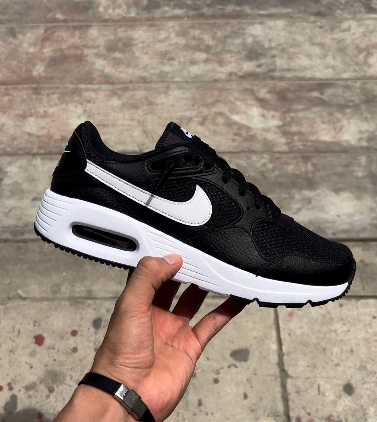 Nike Air Max SC dans le coloris classique noir et blanc.