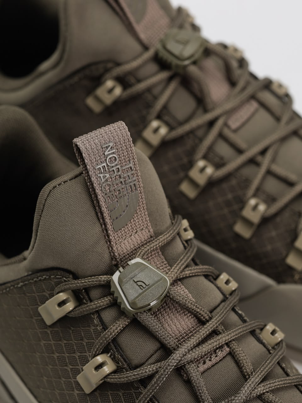 The North Face Glenclyffe Low de couleur Mushroom Grey/Mocha Brown